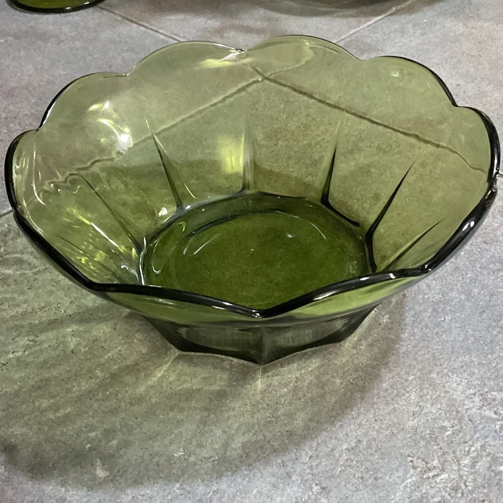Green Scalloped Glass Serving Bowl